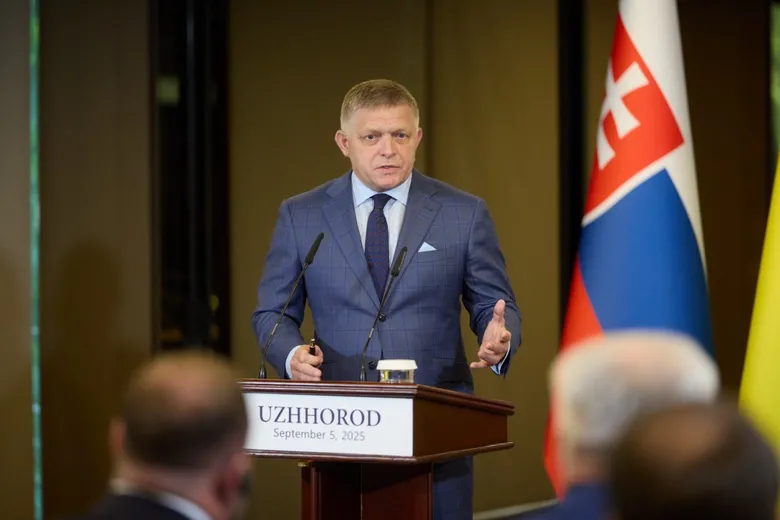 Фіцо заявив, що нібито не обговорював з Путіним енергоблокаду України
