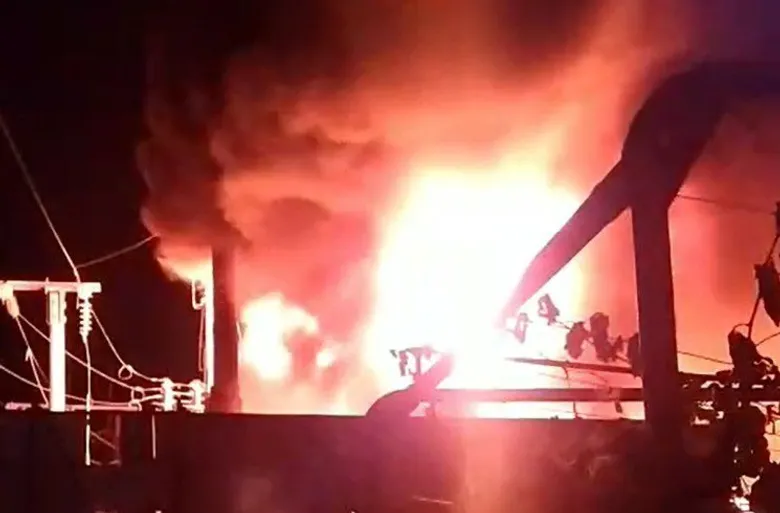 Росія вдарила по підстанціях Укрзалізниці: понад 20 потягів затримуються, деякі рейси скасували