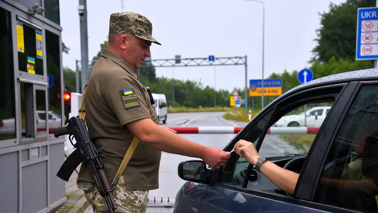 Росіяни запустили фейк про нібито виїзд з України 200 000 молодиків за добу – Центр при РНБО