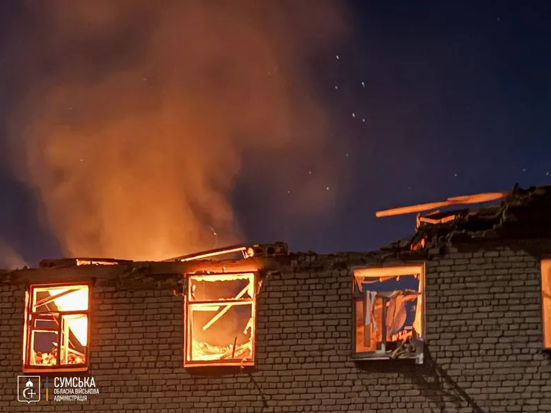 Росія вдарила дронами по навчальному закладу в Сумах: виникла пожежа