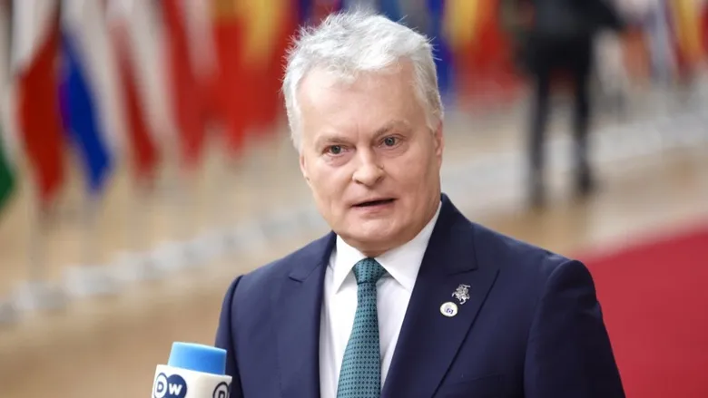 Літак з президентом Литви не зміг вчасно сісти через рекламний дрон