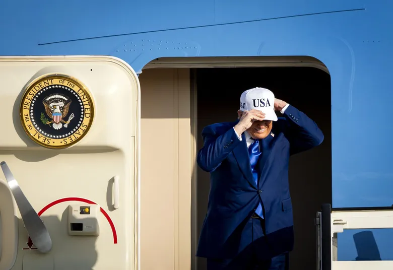 Bloomberg: Літак Трампа ледь не зіткнувся із пасажирським рейсом на шляху до Британії