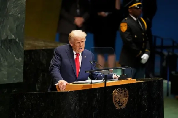 Дональд Трамп у синьому костюмі на зеленій трибуні Генеральної Асамблеї ООН