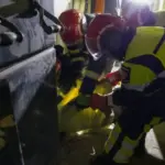 Чоловік потрапив в “електричну пастку” у Києві: його врятували рятувальники