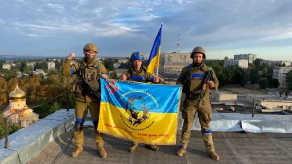 Українські військові на вулицях Куп'янська після його звільнення у вересні 2022 року