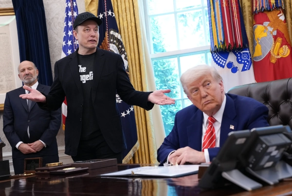 В Овальном кабинете Трамп сидит за своим столом, рядом с ним Илон Маск.