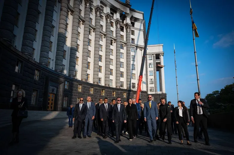 Пошкоджену російським обстрілом будівлю Кабміну показали послам 60 країн