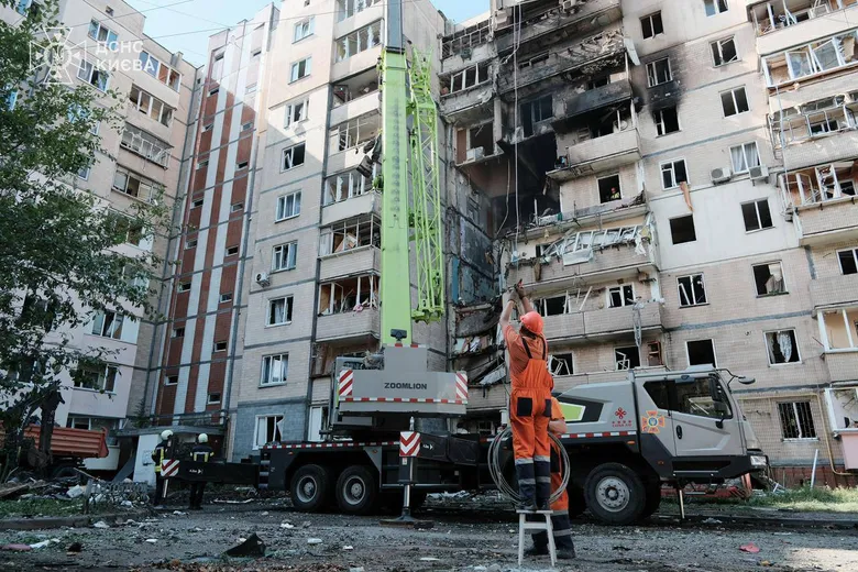 У Києві на місці удару по багатоповерхівці завершили аварійно-рятувальні роботи – фото