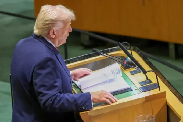 Трамп читає з папки на трибуні в ООН