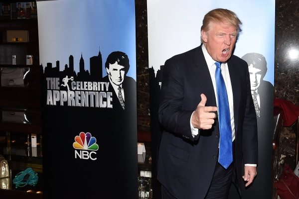 Дональд Трамп перед вывеской «The Celebrity Apprentice»