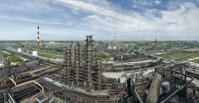 У російській Рязані палає нафтобаза після атаки дронів – відео