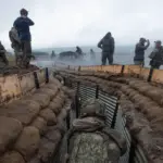 Росіяни використовують хімічні речовини, щоб “викурити” українських солдатів з оборонних…