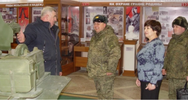 Усміхнений генерал Стороженко у формі російської армії на якійсь патріотичній виставці