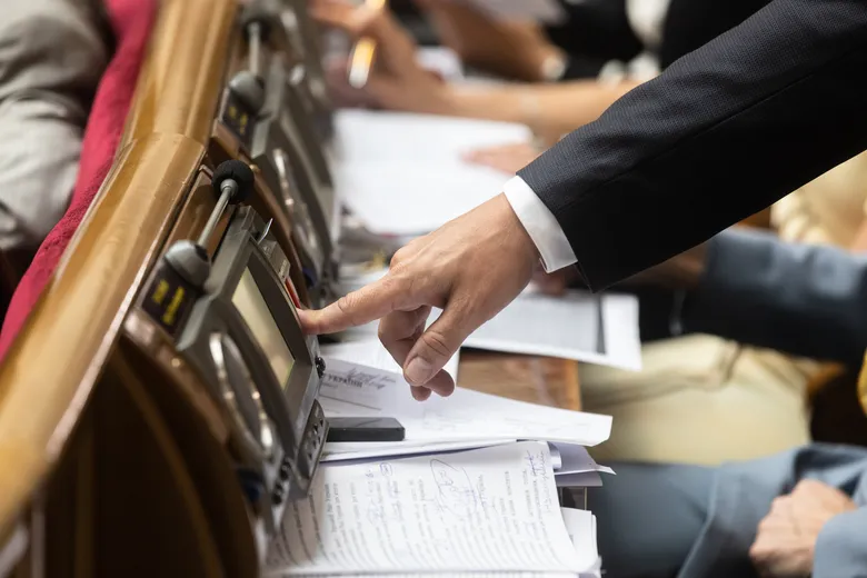 Рада ухвалила закон про відповідальність за неявку до парламенту