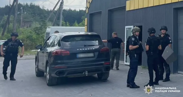Поблизу Львова сталася стрілянина в офісі автосервісу. Є двоє загиблих