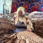 «Коли я почала плести кошики з рогозу, у мене перестали…