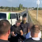2000 доларів за “порятунок” від служби: викрито схему хабарництва в…