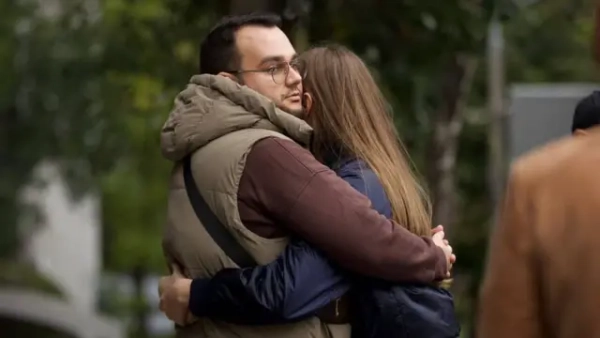 Чоловік і жінка обіймаються на вулиці