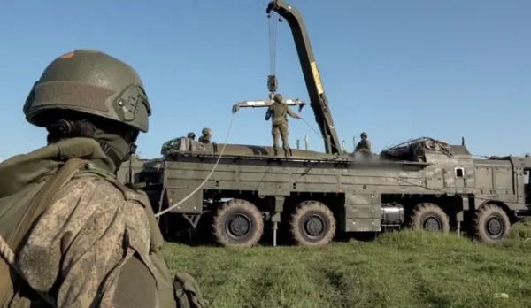 На кадрі з відео, наданого прес-службою Міністерства оборони Росії, російські військовослужбовці відпрацьовують стрільбу нестратегічною ядерною ракетою оперативно-тактичного ракетного комплексу «Іскандер» під час другого етапу тактичних ядерних навчань Збройних сил Росії та Білорусі у невстановленому місці, 11 червня 2024 року.