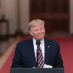Агенти прикордонної служби поранили озброєну жінку в Чикаго. Трамп дозволив…