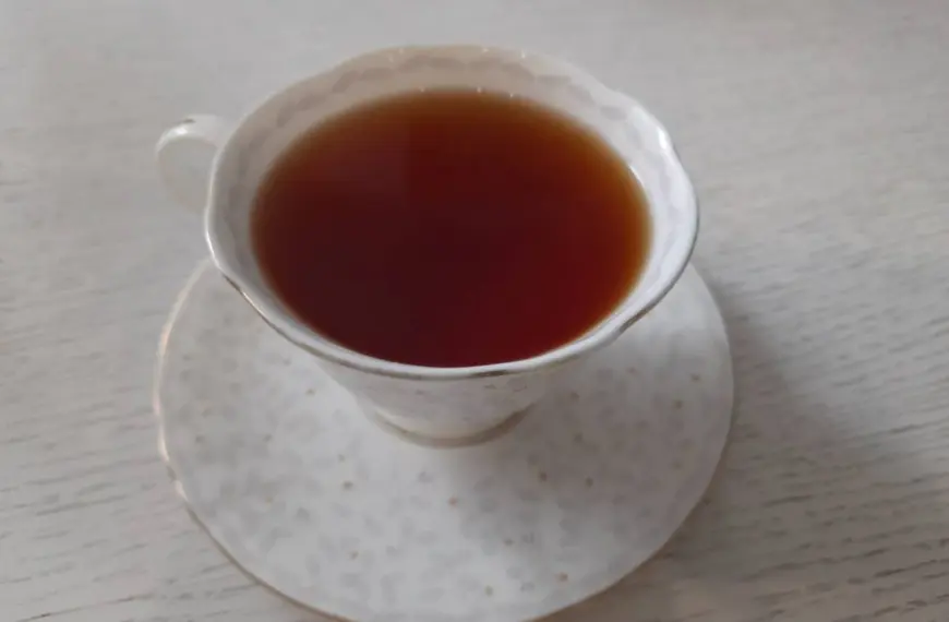 Чому мед у гарячому чаї перетворюється на отруту: викриття міфу про «корисний» напій при застуді