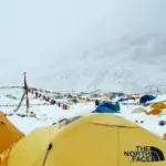 Тисячі людей застрягли на Евересті через потужну снігову бурю