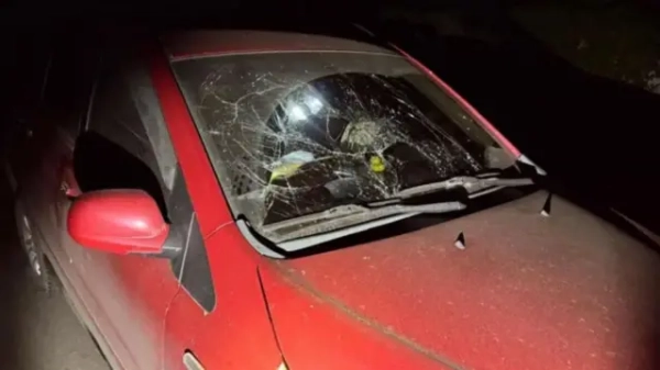 Червоний автомобіль з розбитим склом