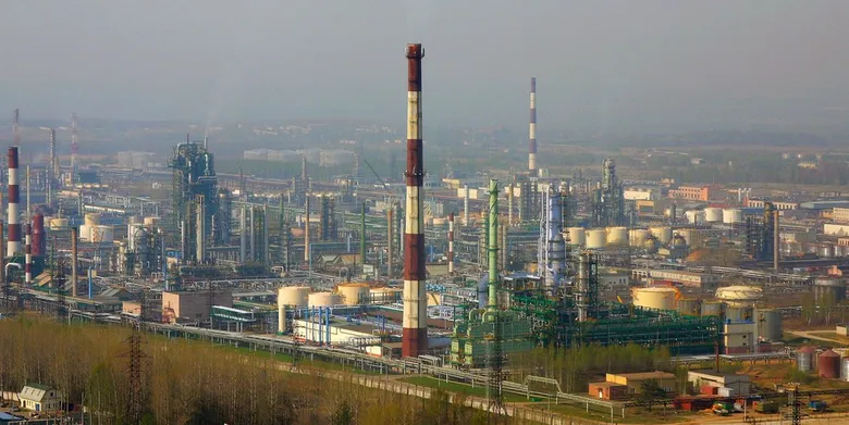Росіяни заявляють про масштабну пожежу на Ярославському НПЗ – відео