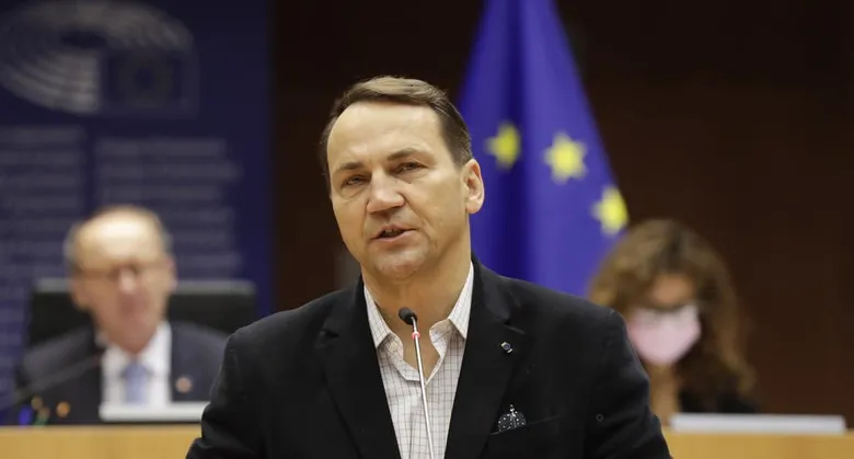 Сікорський запропонував допомогу Україні після атаки, але закрити небо Польща зараз не може