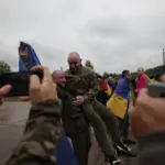 Україна та Росія обмінюються полоненими солдатами. Повернулися також цивільні особи…