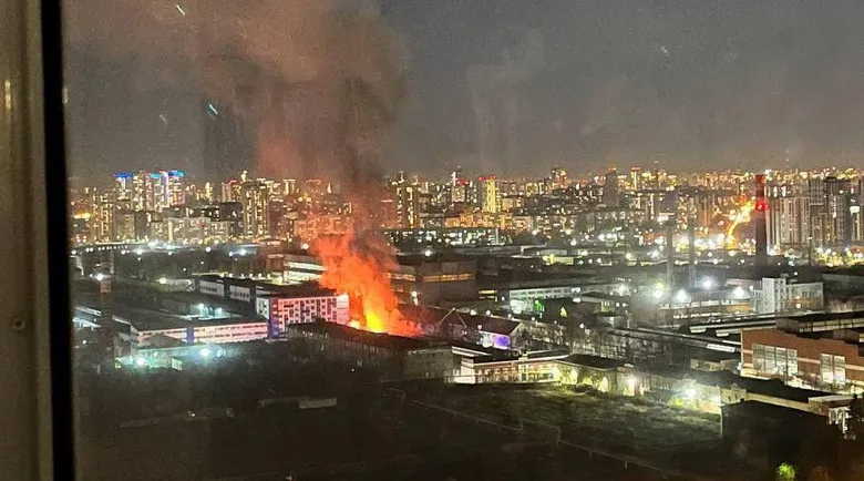 У Єкатеринбурзі масштабна пожежа в районі Уральського турбінного заводу – відео