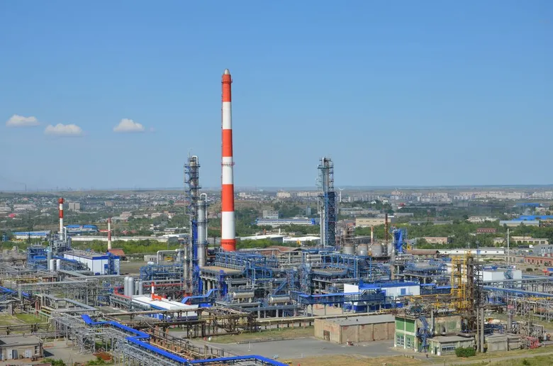Дрони СБУ пролетіли 1400 км і уразили один із провідних нафтозаводів Росії – джерело