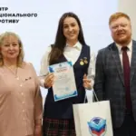 У Луганську окупанти влаштували “день зрадника” та нагородили вчителів-колаборантів –…