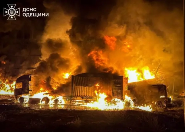 Масштабна пожежа – вогнем охоплені автомобілі, контейнери