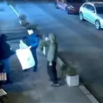У Києві група молодих людей вдруге напала на книгарню, розклеюючи…
