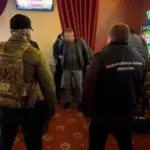 Організували схему незаконного заробітку на іноземцях: посадовцям ДМС оголошено підозру