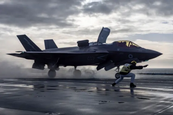 Винищувач F-35B Lightning на палубі авіаносця Королівського флоту HMS Prince of Wales перед навчаннями НАТО у 2024 році.