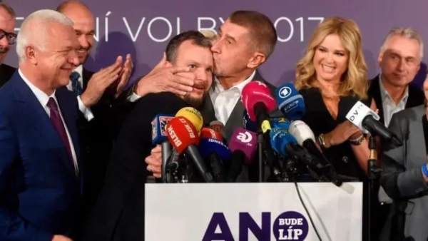 Андрій Бабіш цілує в лоб свого колишнього стратега Марка Прхала.