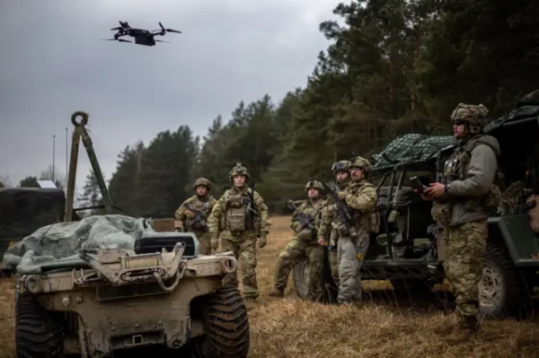 Солдат армії США з 3-ї бригади 10-ї гірської дивізії керує безпілотником Skydio X2 під час військових навчань Combined Resolve 25-1 у Гогенфельсі, Німеччина, 3 лютого 2025 року.