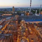 Вибухи чути поблизу Тюменського нафтопереробного заводу. Влада стверджує, що нейтралізувала…