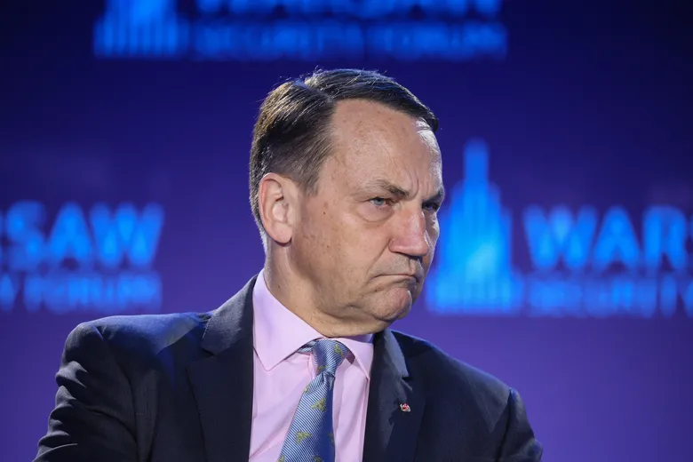 Сікорський відреагував на звинувачення Меркель щодо зриву переговорів з Путіним