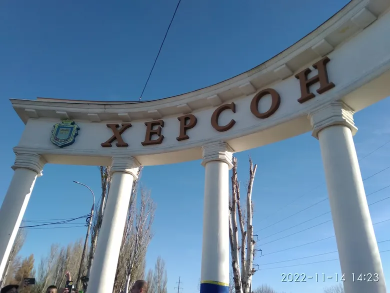 Росіяни вдарили дроном по зупинці в Херсоні. Загинув чоловік