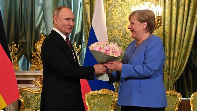 Меркель звинуватила країни Балтії і Польщу у зриві переговорів з Путіним. Естонія відповіла