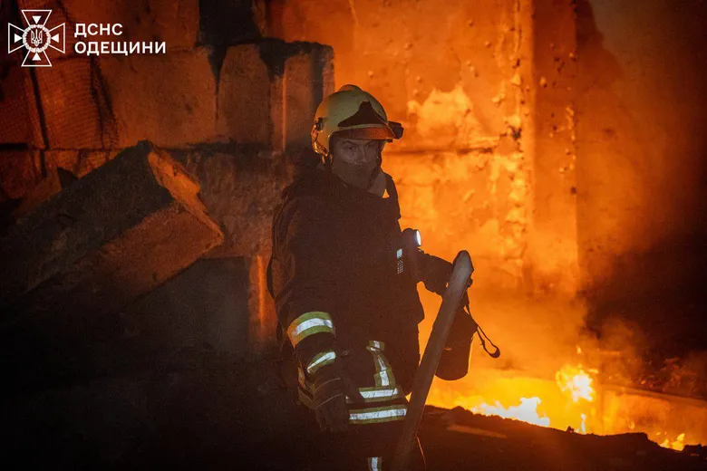 Росія вдарила дронами по Одесі. Постраждали енергетика, багатоповерхівки та готель – фото