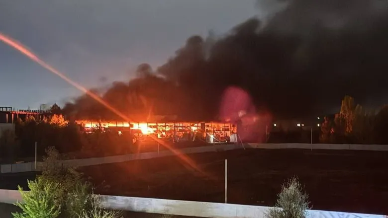 В окупованому Донецьку сталась велика пожежа на тлі дронової атаки – відео, фото