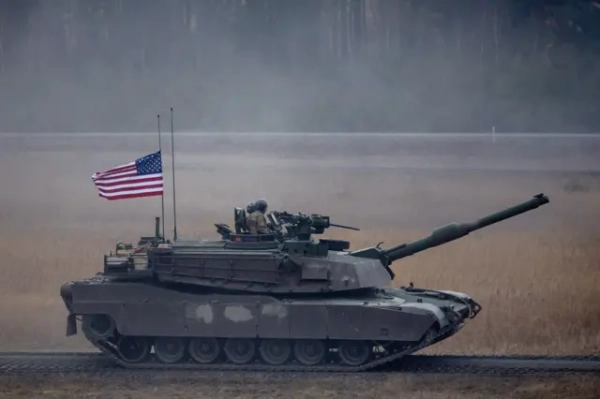 Танк M1A2 SEP V2 армії США бере участь у Міжнародних танкових змаганнях армії США в Європі та Африці на полігоні Графенвер, Німеччина, 11 лютого 2025 року.