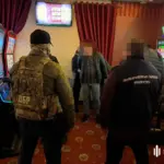 ДБР: Мігранти вимагали хабарі від іноземців, щоб мати змогу залишитися…