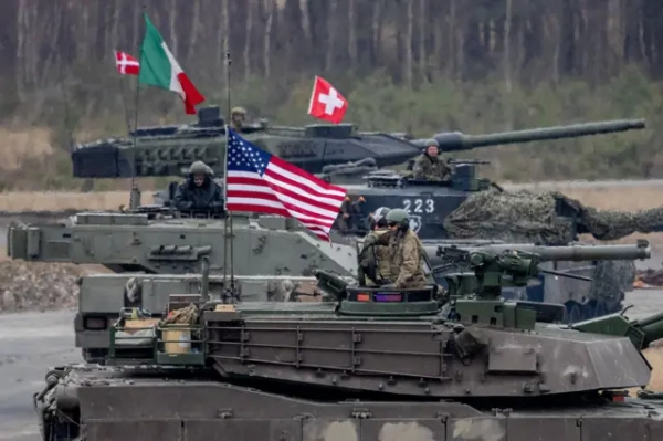 Данський танк Leopard 2 (позаду), швейцарський танк Leopard 2 (другий зверху), італійський танк Ariete (другий спереду) та американський танк M1A2 SEP V2 (спереду) беруть участь у навчаннях «Міжнародний танковий виклик» армії США в Європі та Африці на військовому полігоні Графенвер, Німеччина, 11 лютого 2025 року.