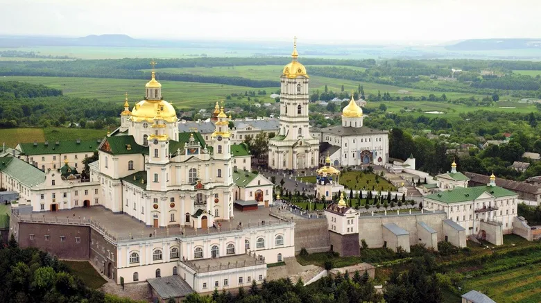 Під час обшуків у Почаївській лаврі група неповнолітніх  влаштувала провокацію – відео