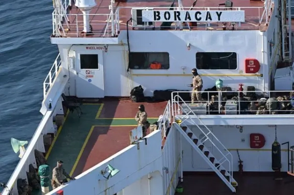 Французькі військові на борту «Боракая», корабля, що пливе з Росії до Індії через Балтійське море, саме тоді, коли над Данією з'явилися перші дрони.